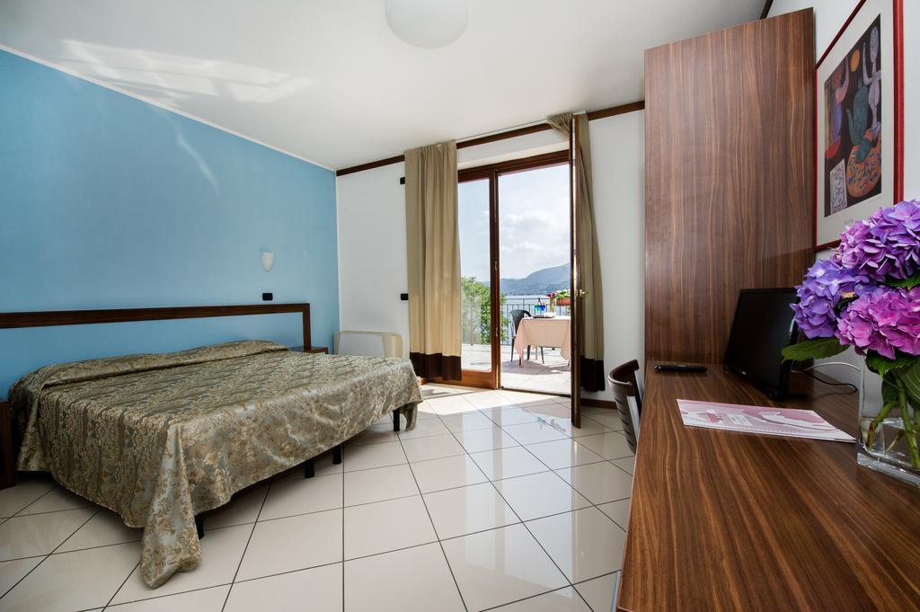 Hotel & Residence La Sibilla Cusiana เปตเตนาสโก ภายนอก รูปภาพ